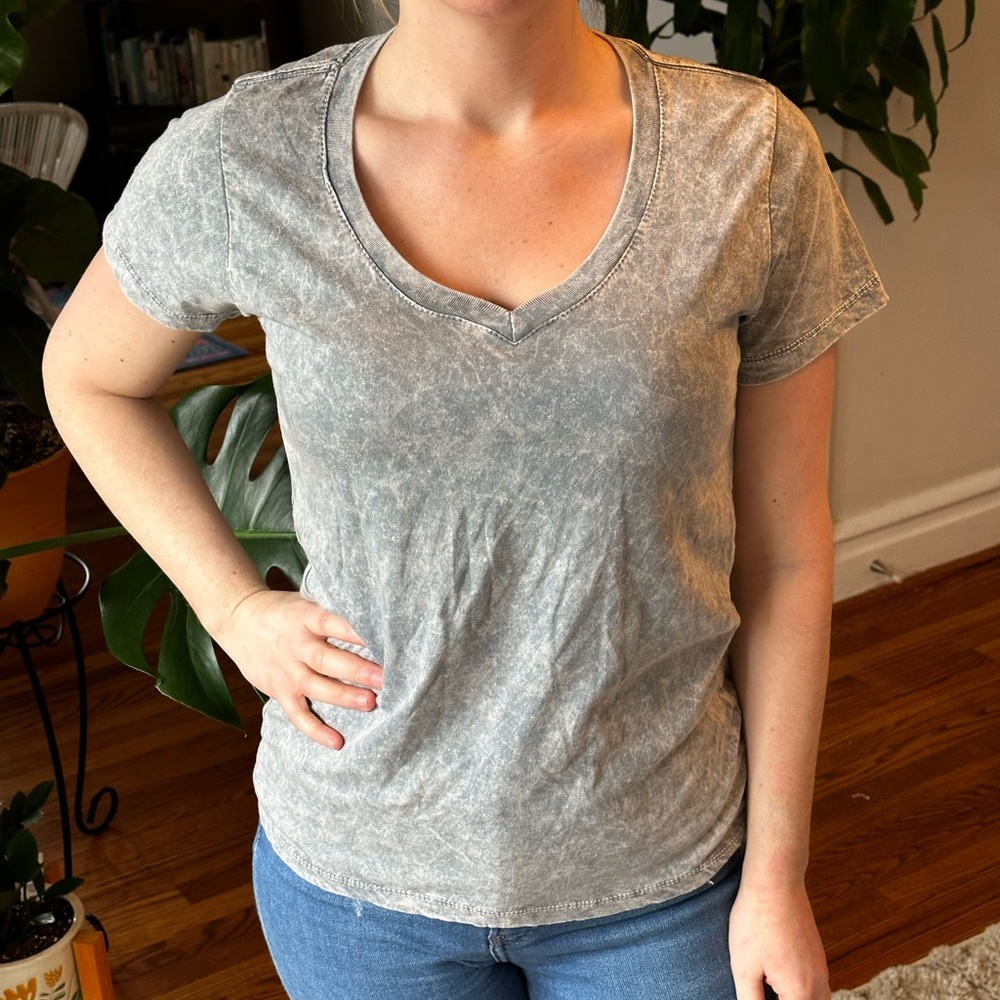 NWOT Gray Distressed V-neck Tee 🪩